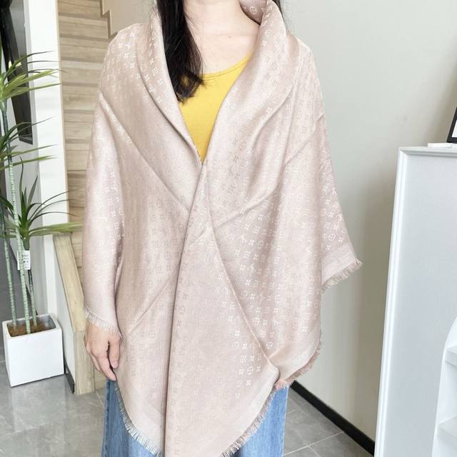 方巾 Lv披肩经典金丝搭配丝毛混纺的华美质感，与成衣和配饰系列单品搭配相宜。 尺寸：140 X 140Cm 面料： 57%羊毛，43%真丝