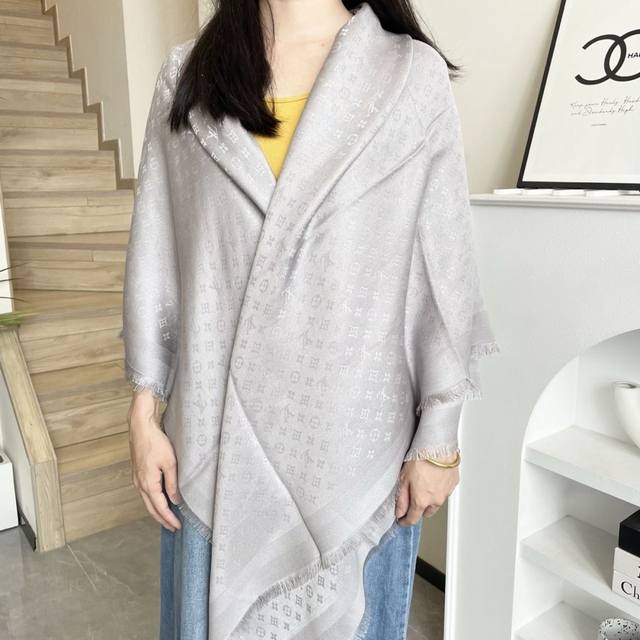 方巾 Lv披肩经典金丝搭配丝毛混纺的华美质感，与成衣和配饰系列单品搭配相宜。 尺寸：140 X 140Cm 面料： 57%羊毛，43%真丝