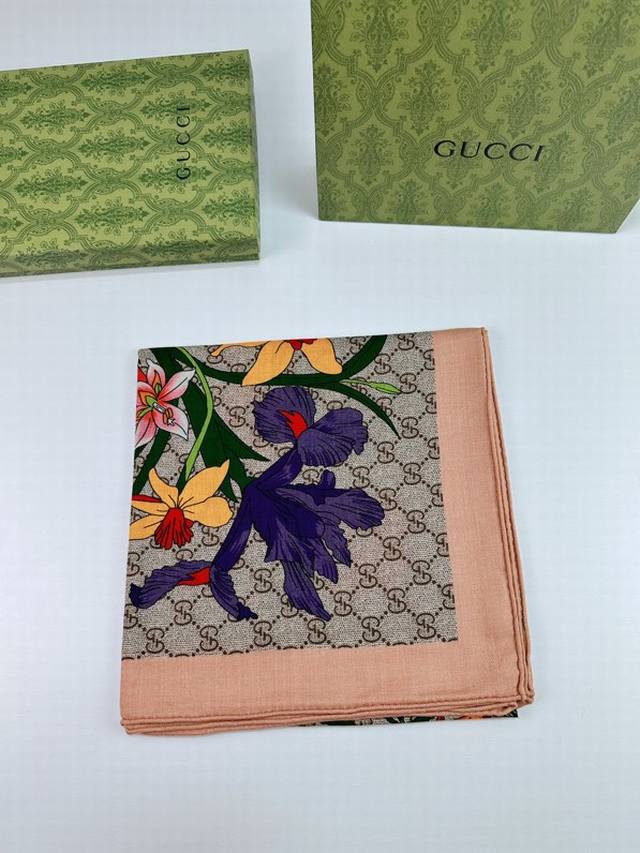 特批： 新款下手一定要快 高端 大爱 纯羊绒 婴儿触感舒服到飞女人尤物 货极少 四季都可以用真心美的让人非常非常心动 上身效果简直美翻了 品质非常完美 整个围巾