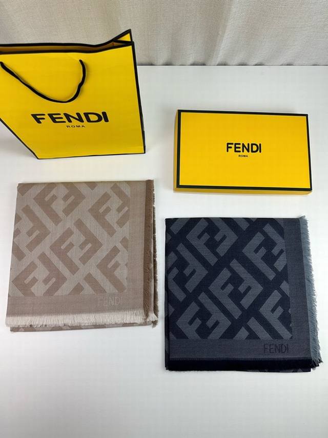 特批： 提花工艺，饰有经典Ff标志，呈现牛仔布效果。手工毛边 材质： 90 ％羊毛10 ％真丝 140 X 140 Cm