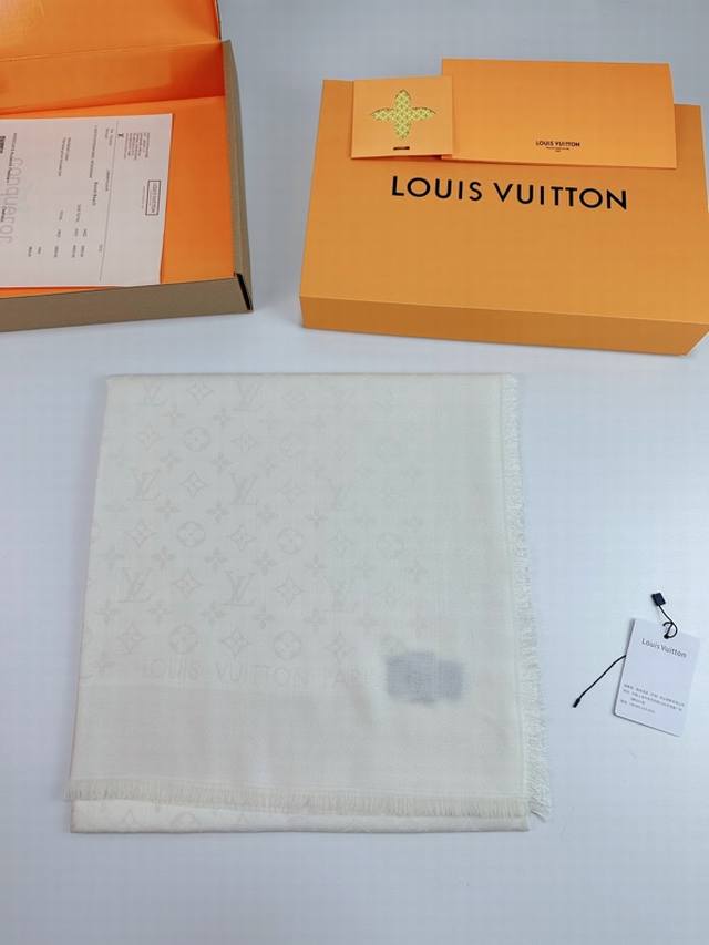 特批： 在穷也要买L家人手必败一条最最经典款Louis Vuitton 采用暗纹提花技术重新演绎Monogram图案。质地柔软而又温暖，带来令人愉悦的舒适触感，