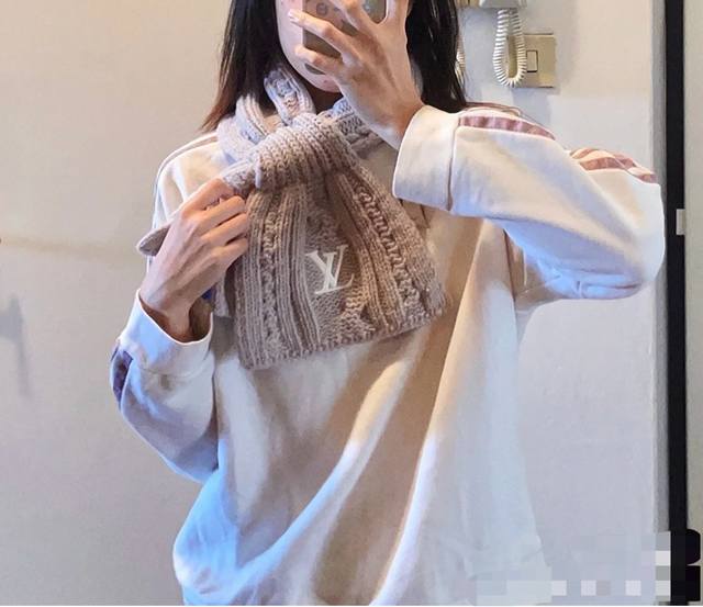 L永不冻结围脖 100%羊毛 Never Freeze 围巾选用柔暖羊毛 升华冬日格调。无论松散佩戴或环绕颈部，创意开合设计令 Lv 字母清晰可见。
