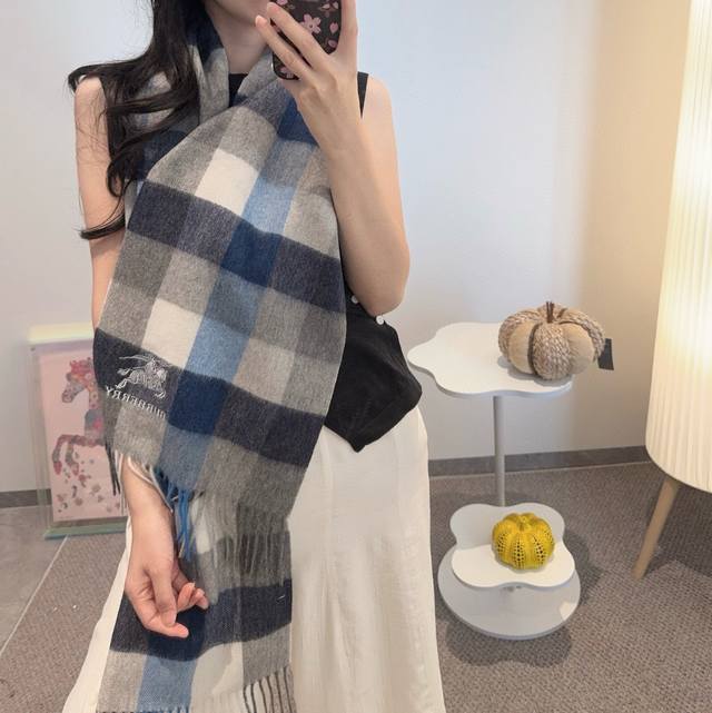 先到先得 巴宝莉专柜最新款火爆来袭顶级双层色织工艺此工艺只有巴宝莉纯正代工厂P才有的工艺高尖端产物时尚大牌颜色超正超级柔软保暖亲肤，简单的素色非常大气..真的是