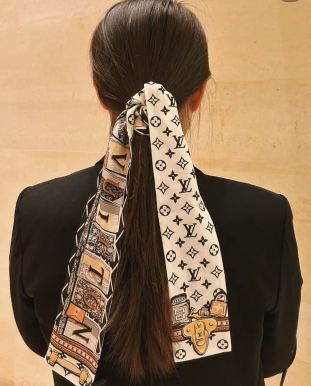 最新专柜款独家现货 品质保证 Lv多功能小丝带 可以当束发带、腕带、腰带、包带等 特别实用 这年头没有一条Twilly小丝带都不好意思拿包出门[偷笑]最近小丝带