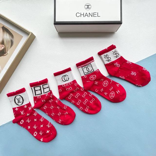 配包装 一盒五双 新年福利来了 红红火火过新年新品当红炸街款中筒男女款袜子纯棉材质，柔软舒适，提花经典字母标识，Ins炒鸡火爆的款式大牌出街，潮人必备超好搭