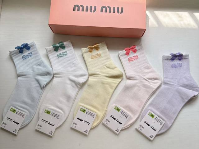 特 Miumiu 缪缪新品女款中筒袜子 一盒五双 提花经典Miumiu字母，透气柔软舒适，超火爆小单品，大牌出街，潮人必备超好搭