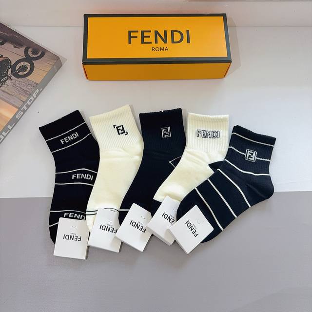 配包装 一盒5双 Fendi 芬迪 字母双Ｆ爆款中筒袜，纯棉面料， 专柜同款 纯棉面料，实用好穿 柔软透气，时尚百搭款，大牌出街。