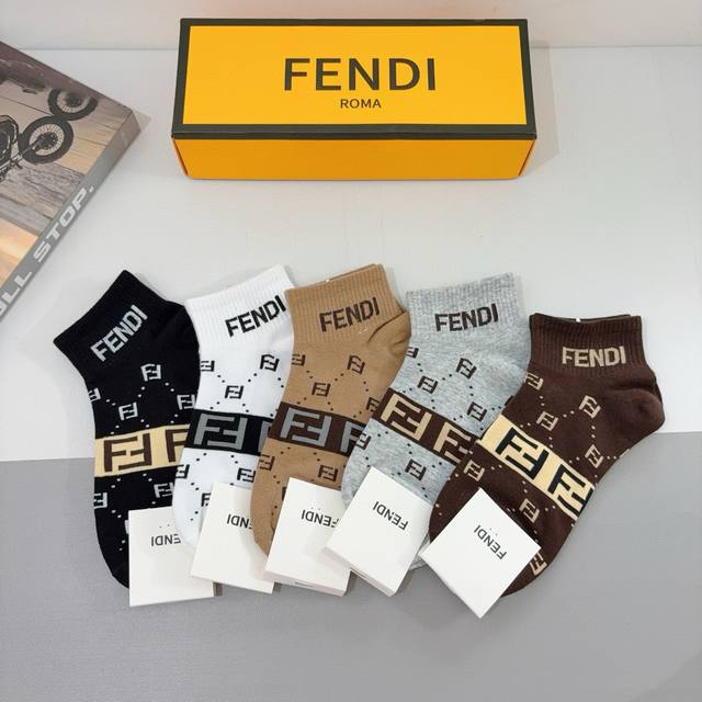 配包装 一盒5双 Fendi 芬迪 字母双Ｆ爆款中筒袜，纯棉面料， 专柜同款 纯棉面料，实用好穿 柔软透气，时尚百搭款，大牌出街。