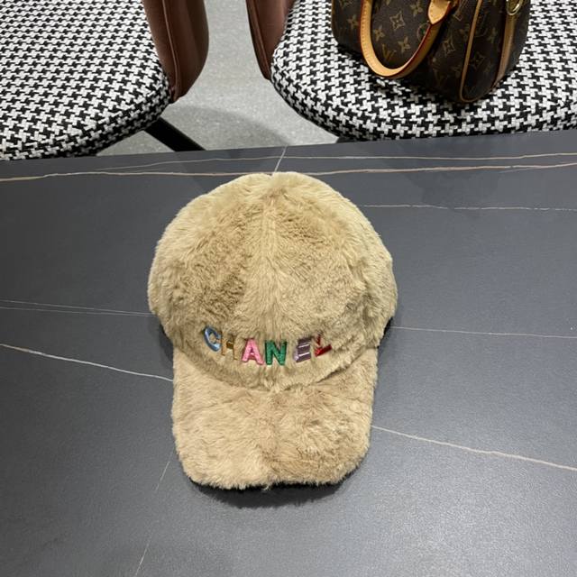 香奈儿新款棒球帽～ 完全是超级完美的诠释了甜酷风 简直太爱了 上头性感又帅气 双双在线！ 没有哪个女孩子拒绝的了毛绒绒的单品哦