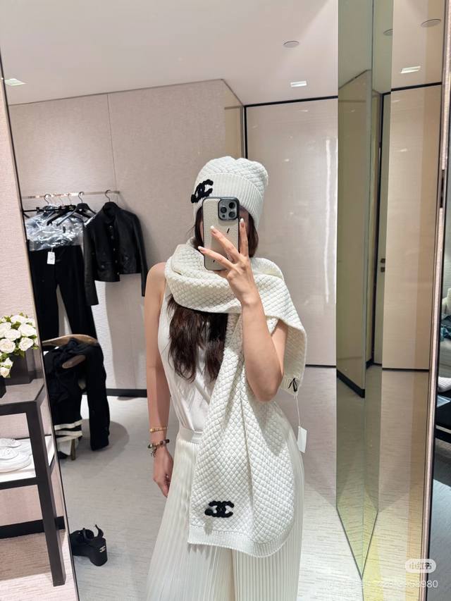 Chanel2025官方新款围巾帽子套装，百分百羊绒 暖暖呼呼，超级舒服～冬日小姐姐减龄神器哦～这个冬天你就差这么一套啦～又保暖又时尚！通用款