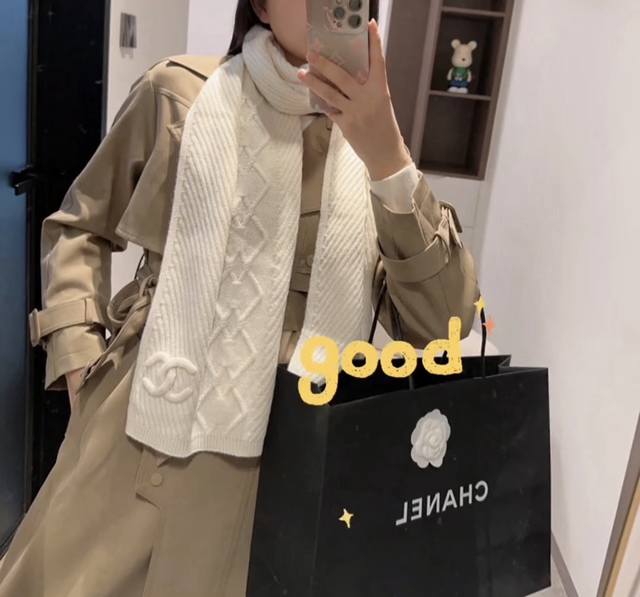 Chanel香奈儿波纹钩花羊绒围巾，纯手工一针一线缝制 肉眼可见的精致～ %羊绒，暖和也很百搭～尺寸 *35