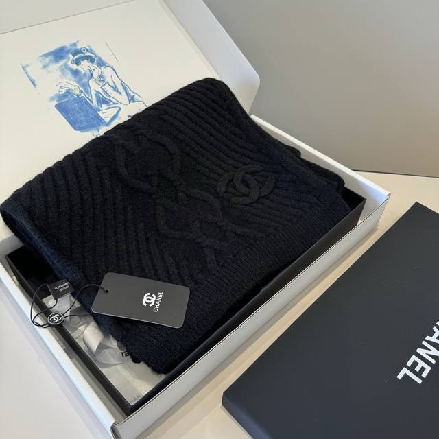 Chanel香奈儿波纹钩花羊绒围巾，纯手工一针一线缝制 肉眼可见的精致～ %羊绒，暖和也很百搭～尺寸 *35