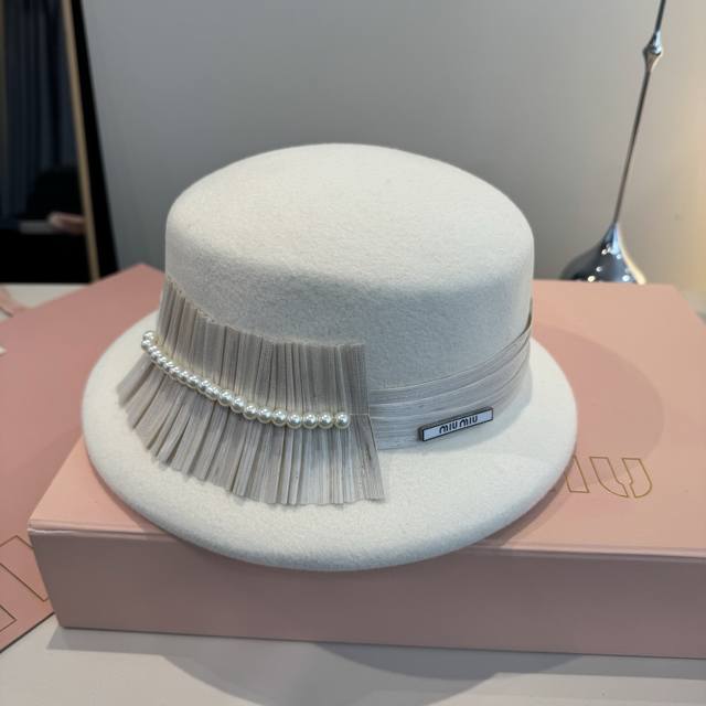 白色 Miumiu缪缪秋冬新款羊毛盆帽，百分百羊毛面料%、头围57Cm