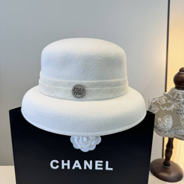 白色 Miumiu缪缪新款秋冬羊毛盆帽，百分百羊毛面料%、头围57Cm