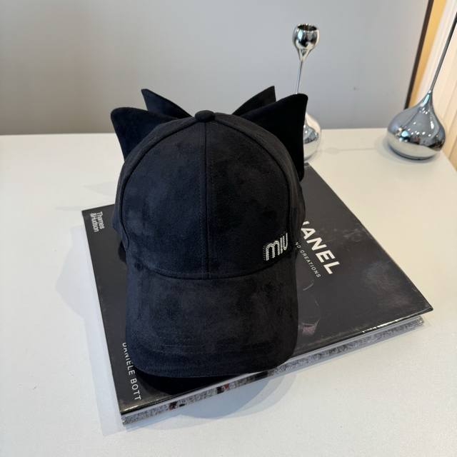 Miumiu缪缪新款鸭舌帽，灯芯绒棒球帽，秋冬必备 ，可调节