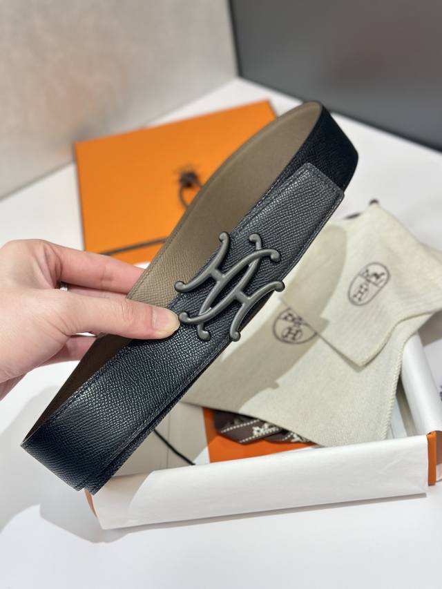 爱马仕 HermèS 男款腰带以其精湛的工艺、高品质的材料和经典的设计而备受推崇，是男士时尚配饰中的顶级选择。最具标志性的设计是带有“H”标志的扣头，简约大气且