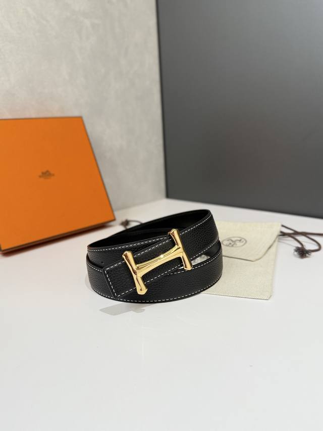 爱马仕 HermèS 男款腰带以其精湛的工艺、高品质的材料和经典的设计而备受推崇，是男士时尚配饰中的顶级选择。最具标志性的设计是带有“H”标志的扣头，简约大气且