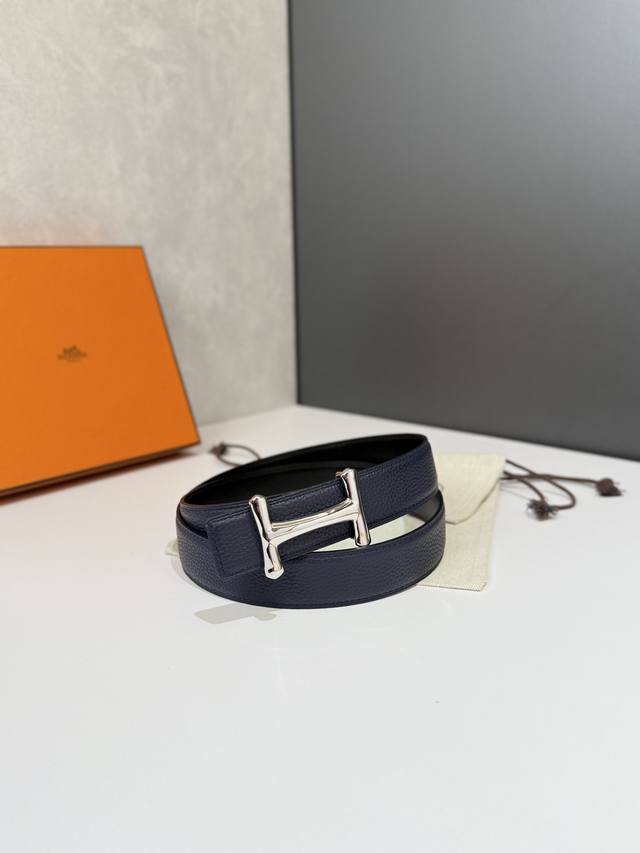 爱马仕 HermèS 男款腰带以其精湛的工艺、高品质的材料和经典的设计而备受推崇，是男士时尚配饰中的顶级选择。最具标志性的设计是带有“H”标志的扣头，简约大气且