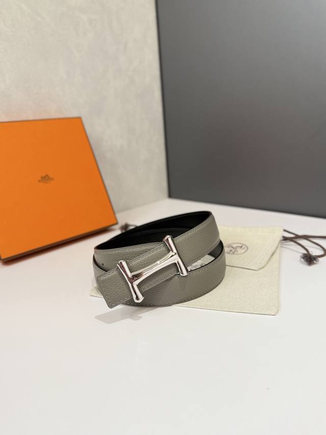 爱马仕 HermèS 男款腰带以其精湛的工艺、高品质的材料和经典的设计而备受推崇，是男士时尚配饰中的顶级选择。最具标志性的设计是带有“H”标志的扣头，简约大气且