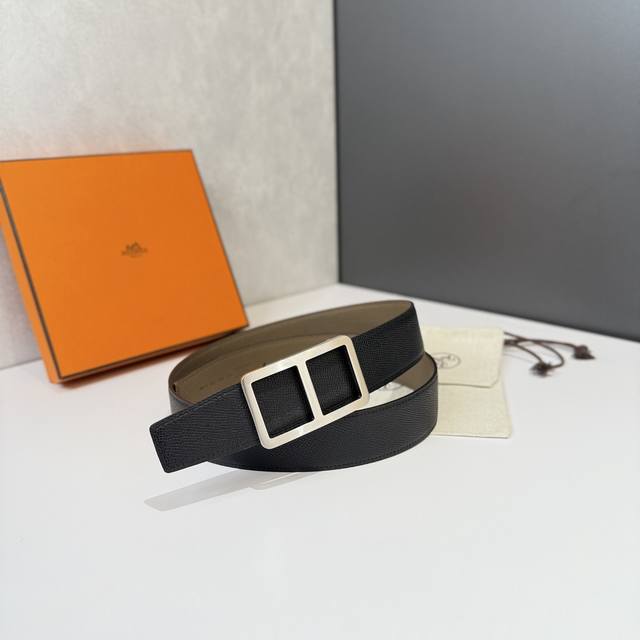 爱马仕 HermèS 男款腰带以其精湛的工艺、高品质的材料和经典的设计而备受推崇，是男士时尚配饰中的顶级选择。最具标志性的设计是带有“H”标志的扣头，简约大气且