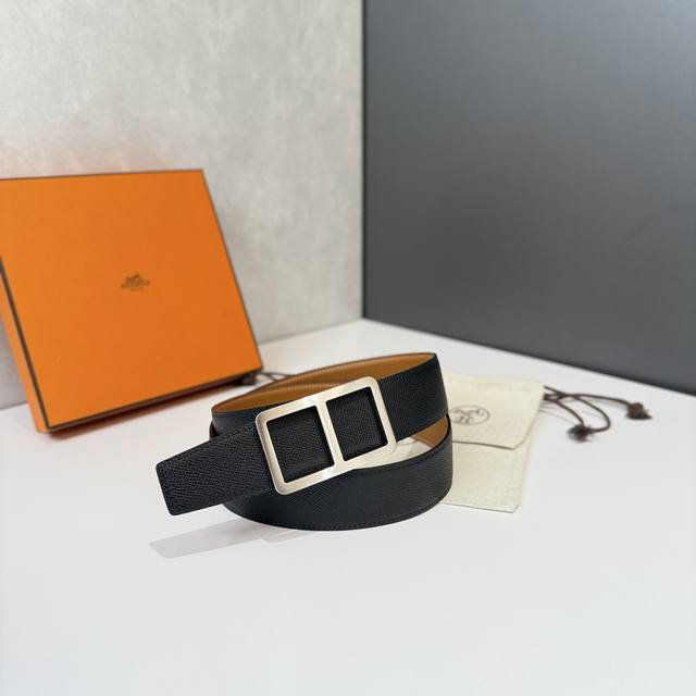 爱马仕 HermèS 男款腰带以其精湛的工艺、高品质的材料和经典的设计而备受推崇，是男士时尚配饰中的顶级选择。最具标志性的设计是带有“H”标志的扣头，简约大气且
