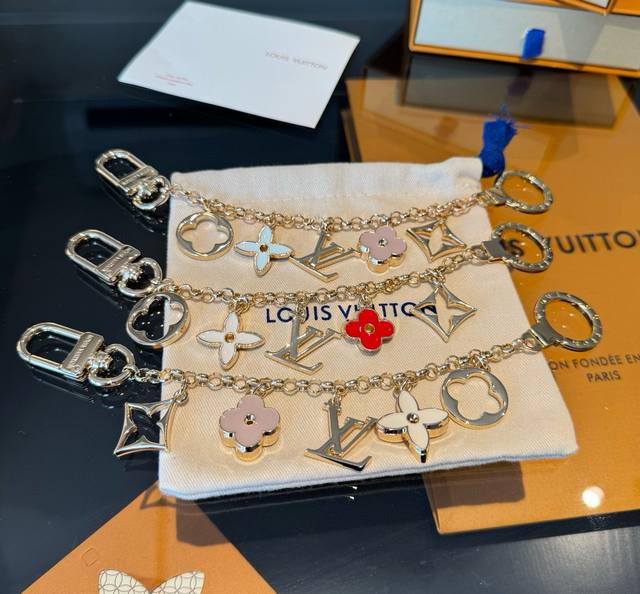 Lv钥匙扣 包包挂链 挂饰 Fleur De Monogram 包饰链条聚焦经典 Monogram 元素，可为路易威登手袋注入动人魅力。