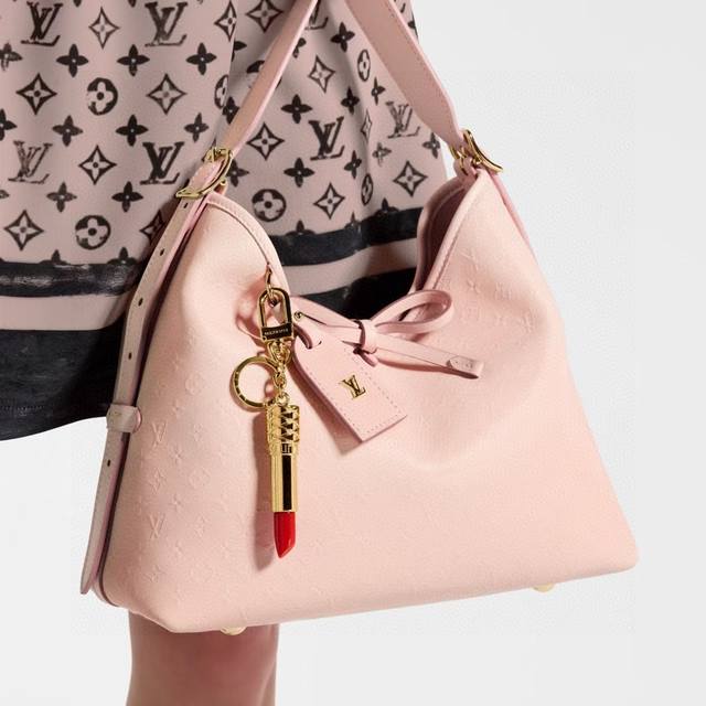 路易威登Lv Lipstick 口红包饰 Lv钥匙扣包挂件配饰 Lv Lipstick 包饰凝聚艺术总监 Nicolas Ghesquiere 的创意精髓，印证