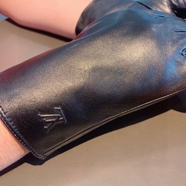 2025新款独家首发触屏男士款手套Lv 原单品质 官网同步男女士新款情侣高档羊皮手套集美们首选 不可错过百分百选用进口羊皮 皮质细腻柔软 认准进口羊皮特有手感羊