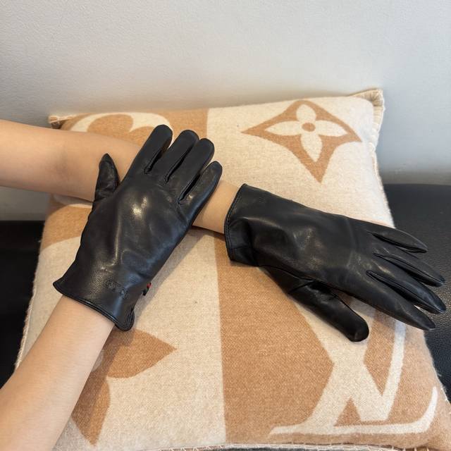 2025新款独家首发触屏手套 Gucci古奇情侣款。男款女款 原单品质 官网同步女士新款高档羊皮手套女神首选 不可错过百分百选用进口羊皮 皮质细腻柔软 认准进口