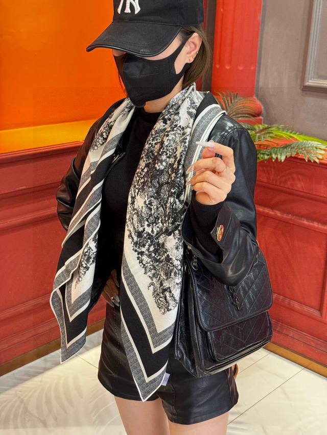 上新 2025早春新款 茹伊丛手绘方巾 Size：110X110 Cm 双面同色丝绒方巾 一个Ｄ家永远在线的元素 在专柜见到的第一眼就超级激动啦，吹爆这个神仙颜