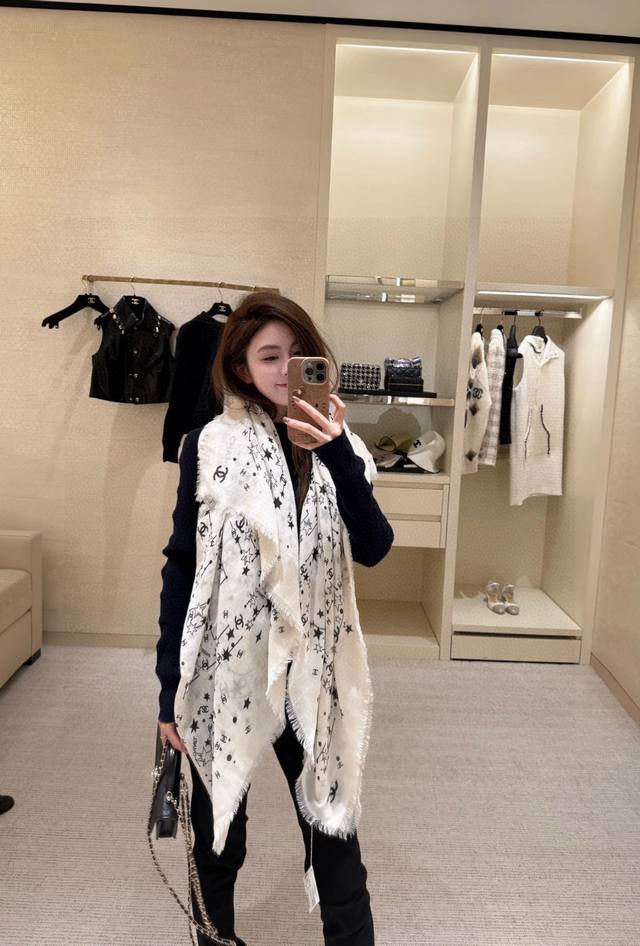 25 星星物语 四季披肩黑色！ Size：140X140Cm 100%羊绒 轻盈柔软，亲肤舒适，四季皆宜。精致手工拆须，致意品牌经典符号双C标志与星星元素，犹如