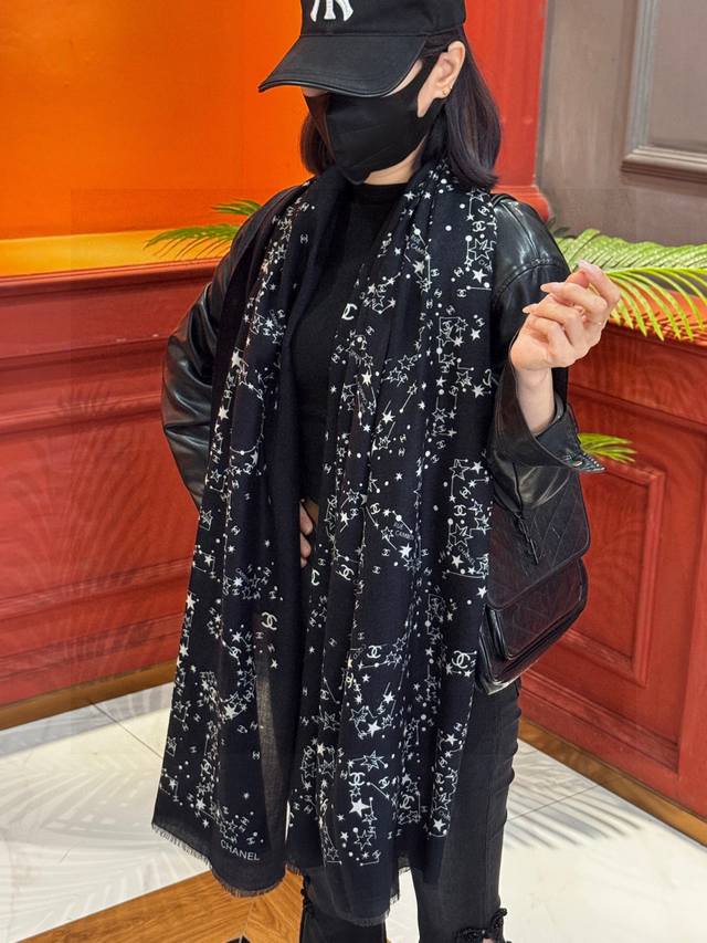 Chanel香奈儿经典元素设计优雅大方，绕在颈间超级完美简直人间的尤物 专柜品质 长巾100*200Cm 100%顶级纯羊绒 自留款喜欢的快来抢吧