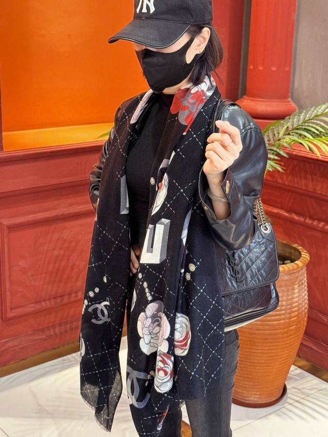 新款羊绒面料长巾 美翻了[流泪] 彩色山茶花长巾 御用殿堂级极新款专柜在售 纯羊绒银线独特设计风格加上富有香家经典Logo图案印花 美丽至极 真的 上身极为奢华