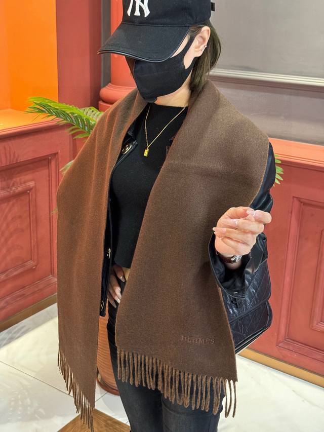 太美了 爱马仕 情侣款 美到要尖叫专柜最新款英伦欧美范儿 又是一款即时尚又实用的大围巾&长巾，撞色的颜色搭配很协调，围巾手感柔软，戴起来时尚暖和，大气有范儿，格