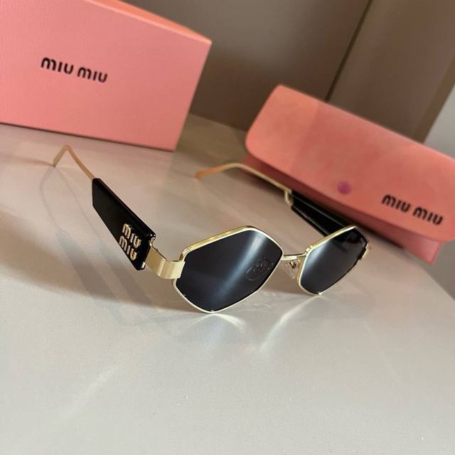 Miumiu缪缪24年欧洲站新款高端方框个性太阳墨镜
