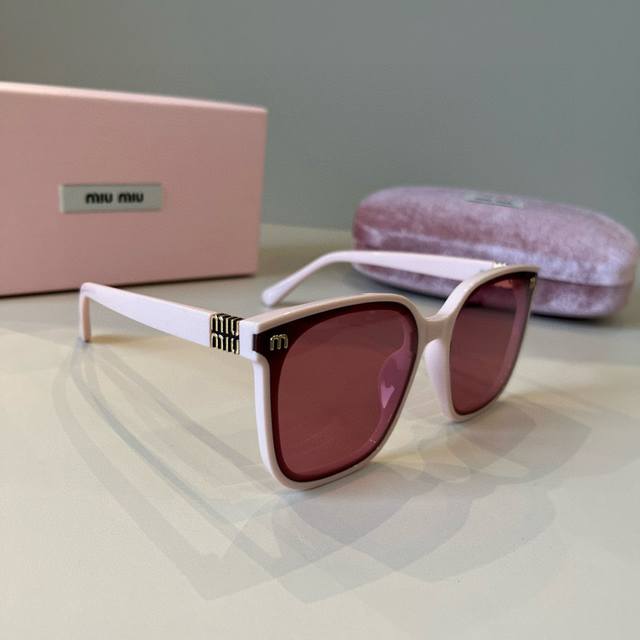 缪缪Miumiu太阳镜 黑色+金色Logo永远都是最完美的搭配。旅游拍拍拍一定要有的夏天墨镜 以做度数也