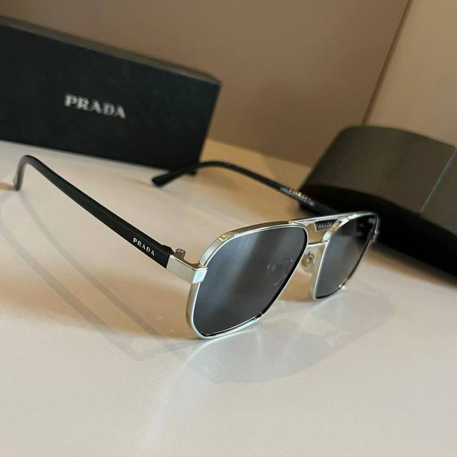 Prada 普拉达 界级大师制造. 偏光墨镜 高档 潮流时尚百搭男士款百搭瘦脸太阳镜 高品质 ！开车太阳镜 ！