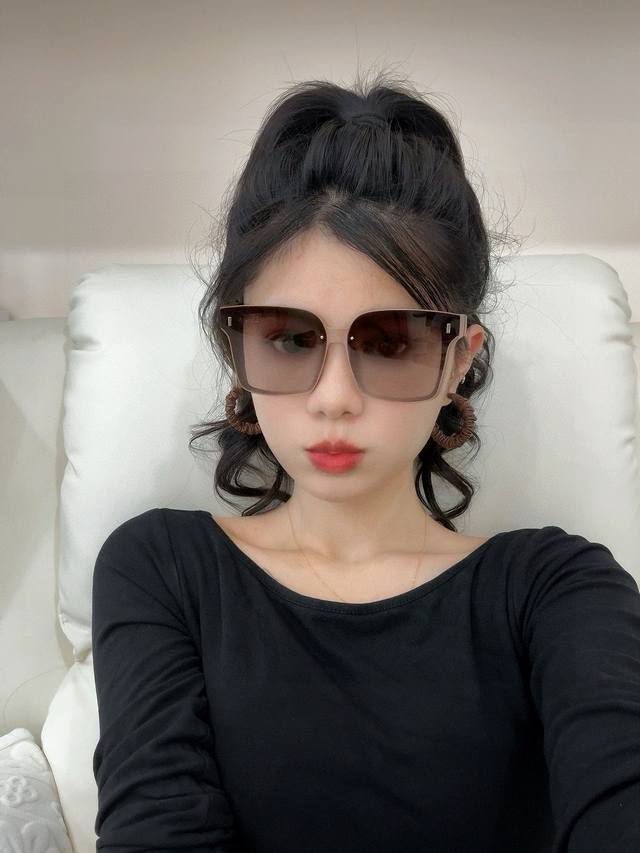 Dior-迪奥 2025开春新款 潮流爆款 时尚方框偏光太阳镜 高品质 佩戴舒适 网红潮款墨镜 女士高清偏光太阳镜 高品质Tr镜框 型号：Cd883