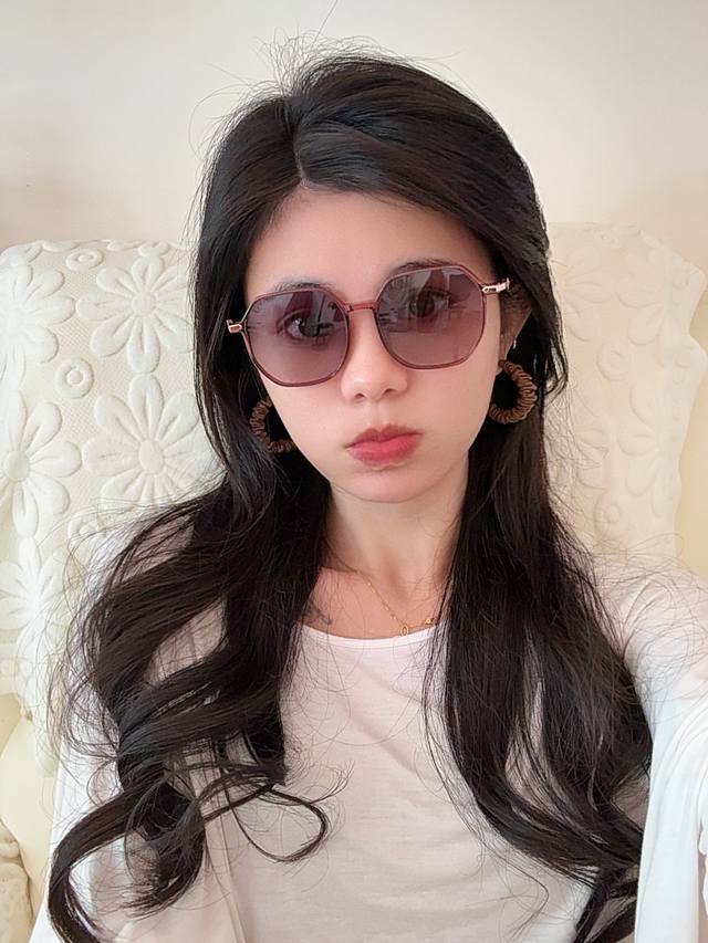 Gucci 经典的方框设计，不挑脸型，无论搭配大衣还是连衣裙都非常显气质尼龙偏光镜片预防紫外线 型号：G1023