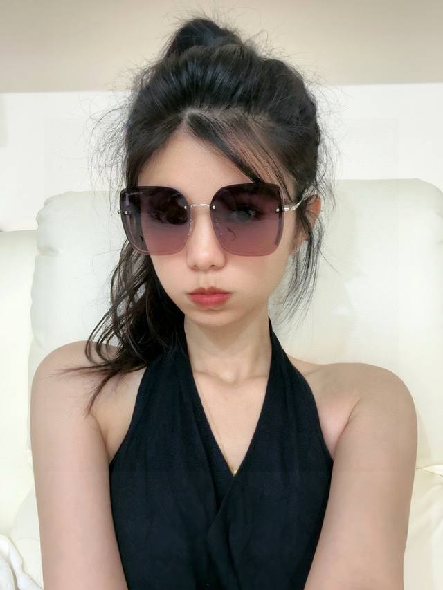 偏光系列 香奈儿 经典的无框设计，不挑脸型，无论搭配大衣还是连衣裙都非常显气质偏光镜片预防紫外线 型号：Ch72989