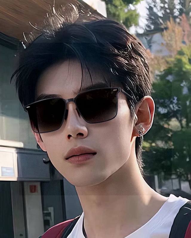 Gucci 男款炫彩飞行员偏光太阳镜 材质：高清尼龙加厚卡槽高清偏光镜片 无边框镜架颜型号：G176