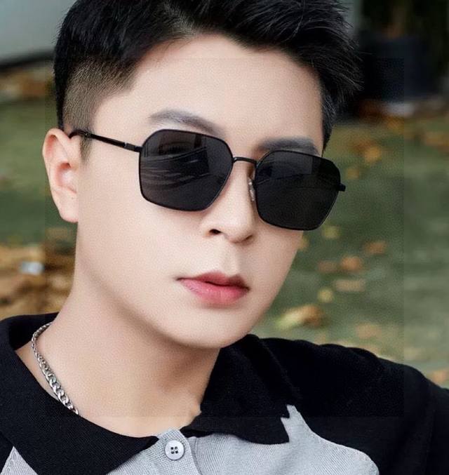 Gucci 男款炫彩飞行员偏光太阳镜 材质：高清尼龙加厚卡槽高清偏光镜片 无边框镜架颜型号：G6881