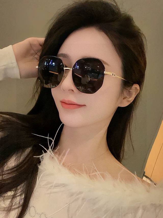 Dior-迪奥偏光太阳镜 2025开春新款 潮流爆款 时尚方框偏光太阳镜 高品质 佩戴舒适 网红潮款墨镜 女士高清偏光太阳镜 高品质Tr镜框 型号：Cd2826