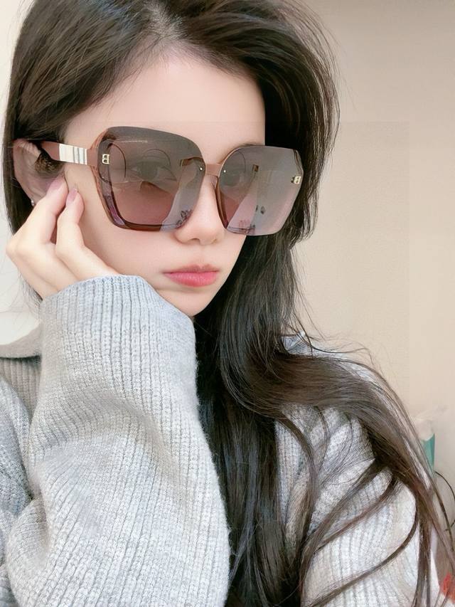 偏光系列太阳镜 原版出货 巴宝莉网红超爆款经典奢华全球风 [亲亲] 时尚方框太阳镜 气质非凡 经典大框款式太阳眼镜[篮球] 顶级品质 奢华Logo 型号：B69