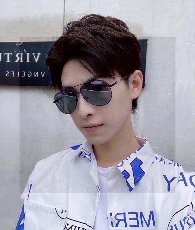 克罗心：原单品质男士偏光太阳镜 材质：高清宝丽来偏光镜片、金属合金Logo镜腿。看细节就知道大师手工制作设计，做工精致，高端大气，适合旅游出行。编号：8107