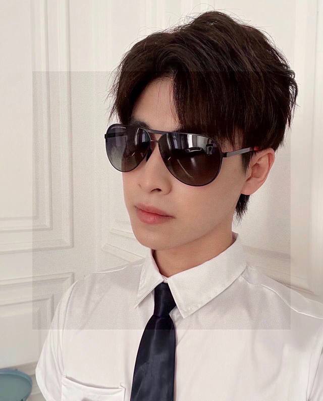 保时捷高品质男士偏光太阳镜 材质：高清尼龙镜片、超轻超有弹性镜腿.戴上超轻，不压鼻，入手超赞 编号：8115