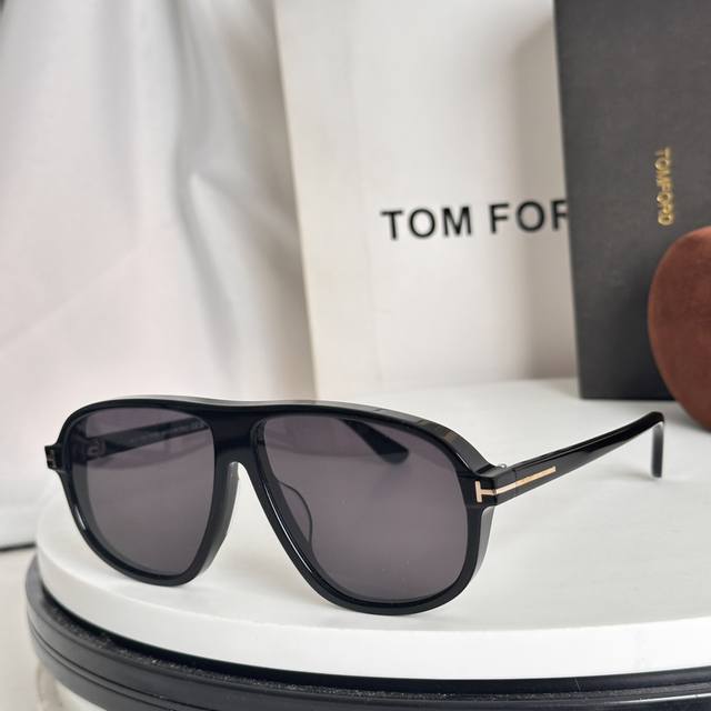 Tomford Mod: Guillaume Ft1208 Size: 61-12-140 经典镜框搭配标志性的无限设计 金属“”装饰和金属“”标志丰富了风格