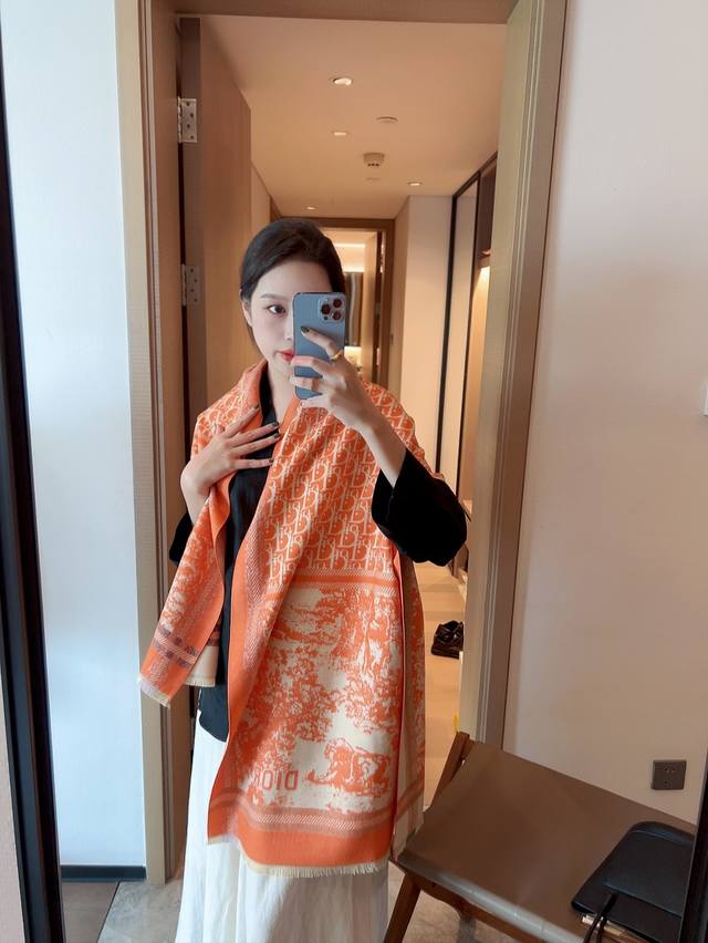 Dior 迪奥 爆款！专柜最新款式 双面羊绒 超百搭！超显气质！！大爱大爱 采用70％克什米尔进口羊绒和30％真丝面料羊绒有世界公认的“软黄金”之称，手感柔软细