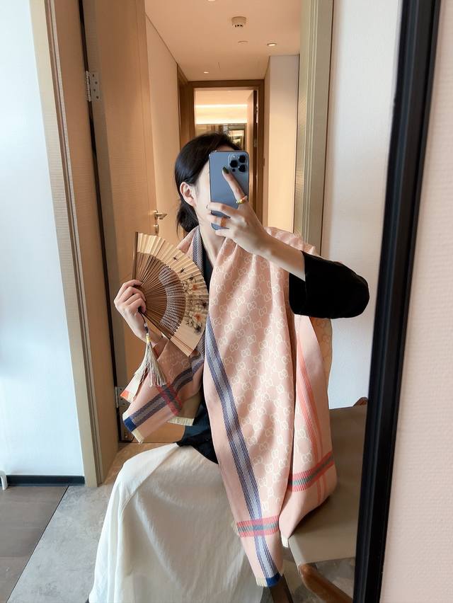 专柜尺寸专柜色 Gg提花图案 ，双面休闲自由搭配风格，正面为Gg 图案，配以纯色反面最新的做法，各位亲不妨到Gucci看下，尺寸颜色对不对面料采用100%羊毛提