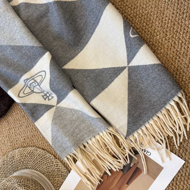 上新！2025秋冬男女同款，同步专柜，高端羊绒针织围巾！ 可正式，可随意，非常Classical的设计。这款织法比较难，又很费纱线，工艺难度非常大！！！这样的围